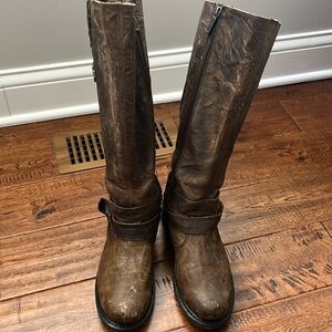 Used Harley-Davidson knee high boots. It’s in good condition